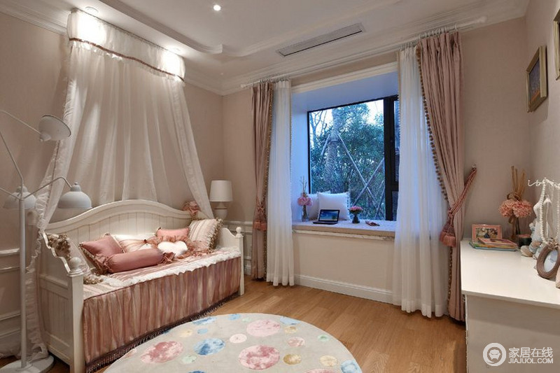 次卧室布置的非常有少女心，粉红的窗帘和床单被套，一看就是可爱的小公主卧室。