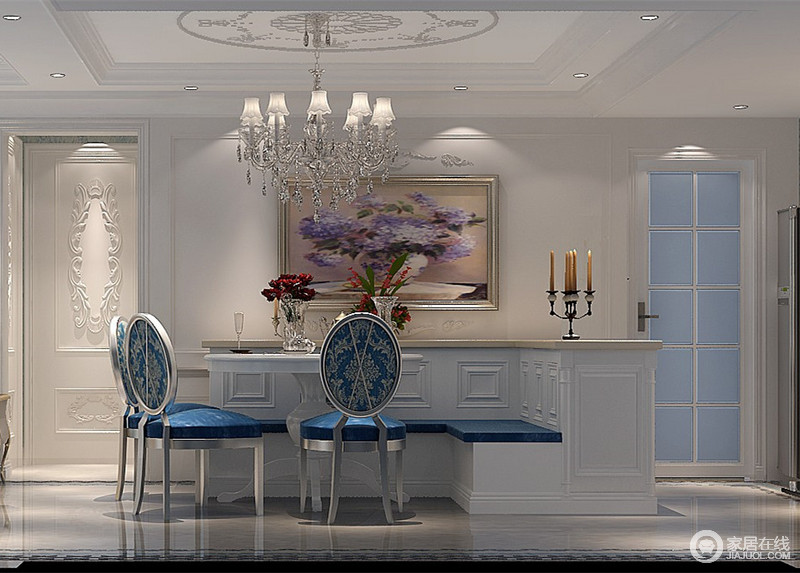 餐厅秉持典型的法式风格搭配原则，餐桌为米白色和餐椅为米白和富贵蓝色，表面略带雕花，配合扶手和椅腿的弧形曲度，显得优雅矜贵。