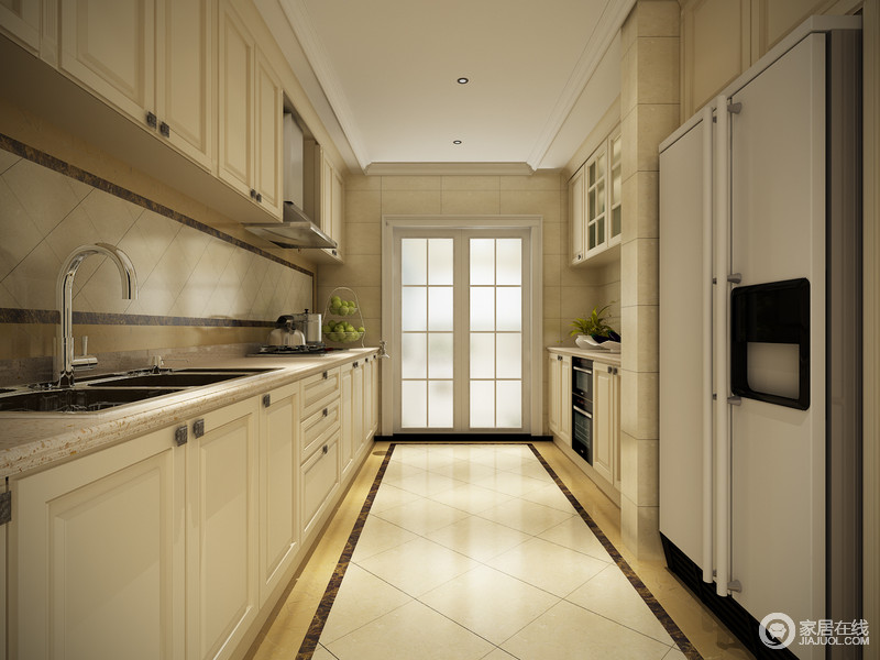 欧式厨房在以米色方砖的基础上，利用米白色、褐色砖石拼接出简欧大气，演化出墙面艺术；白色橱柜定制化设计既整齐又利落，并让电器嵌入其中，构成科技化烹调生活。