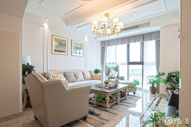 客厅作为待客区域，简洁明快，装饰方面更加明快光鲜感，使用了大量的石材和木饰面装饰。