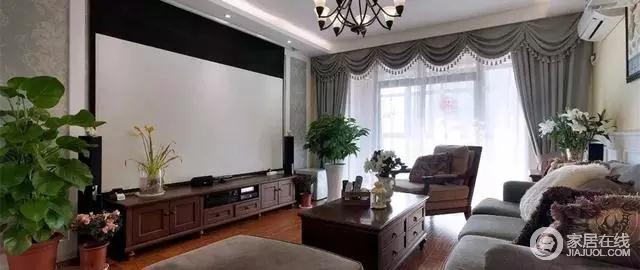 客厅没有安装电视，取而代之的是一块投影幕布，大大的投影用来看电影十分享受