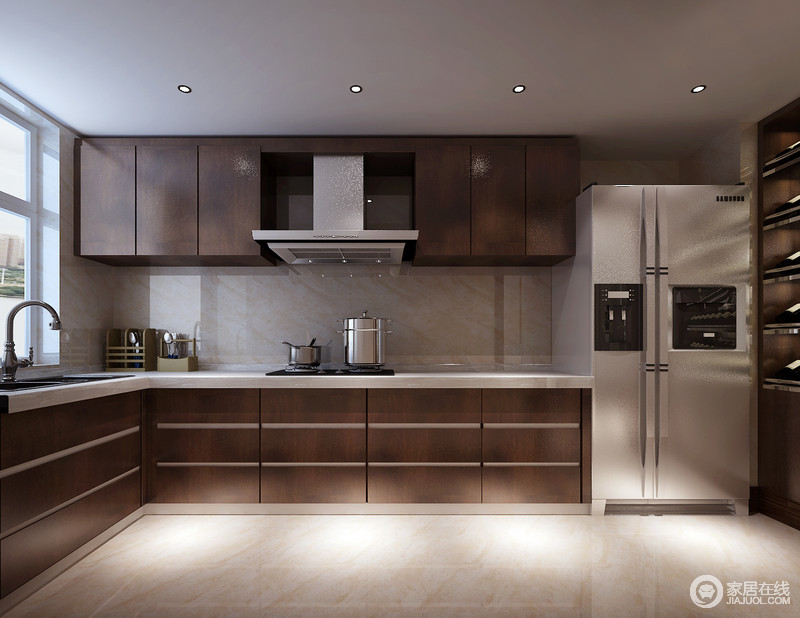 厨房L形橱柜实用，白色的台面与褐色橱柜的几何感碰撞出简约而个性，不乏品质；为了增强收纳功能，悬挂柜无疑锦上添花，令厨房的生活更加现代化。