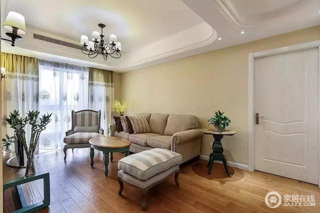 沙发墙则以简单的米黄乳胶漆刷新，搭配舒适的布艺沙发，好看！