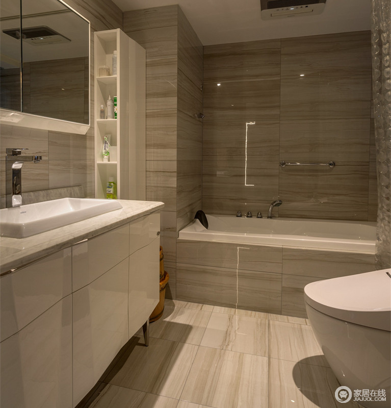 卫浴空间在整体色调下，显得简洁大方。墙面与地面看似色调相近，纹理的不同也带来层次上的分隔。浴室镜选用收纳型，搭配储物架及橱柜，使浴室物品规整有序。