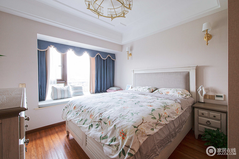 卧室以简洁温馨为主的色调，柔软的成套布艺来装点，同时在软装和用色上非常统一。