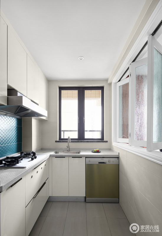 厨房简洁大方，以功能性设计为主，乳白色的橱柜增加了空间的储物，同时，也让厨房生活变得干净利落。