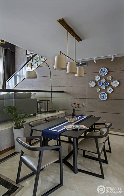 餐厅是个上下的小错层，具有层次感与新鲜感，放眼就能忘见客厅的一景一色；墙面中青花瓷盘子生发出新的形状，组合出空间的生机与活力。