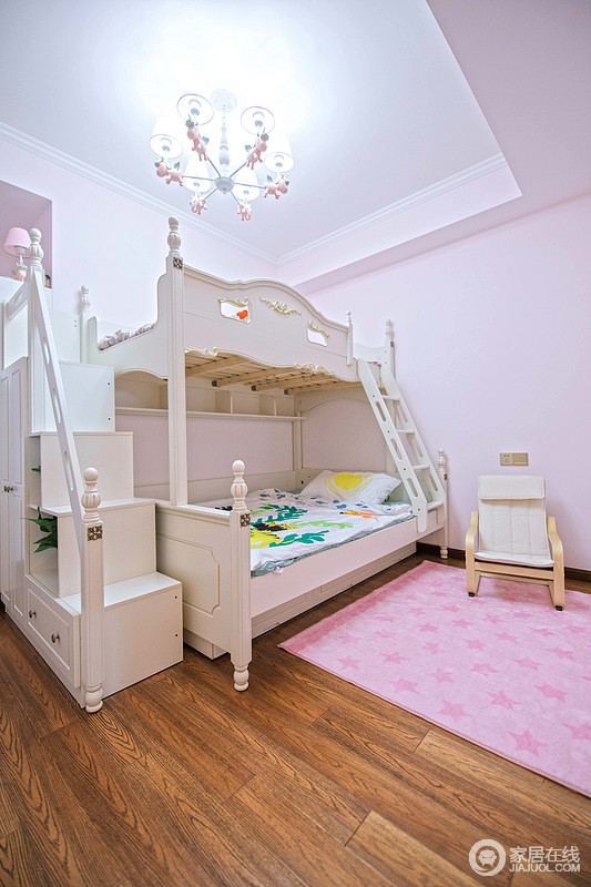 儿童房的色彩比较活泼，淡淡的粉色，摆放了上下铺的儿童床，节省了空间。