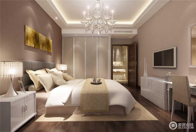 卧室带着舒适的温暖和简单的优雅，在深浅驼色中流转承合。白色的简约家具和柔软家纺以清新格调融合到成熟、复古气质的空间中，华美水晶灯盏平添卧室一抹娇媚柔情。