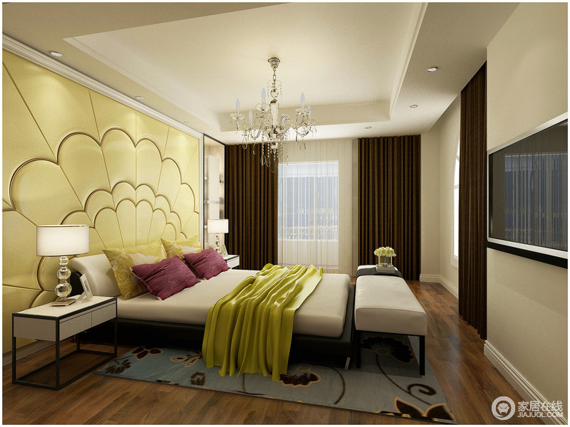 金黄色背景墙是卧室中最为华丽的一瞥，与墨蓝色植物型地毯构成色彩艺术，让卧室有力而有韵；现代质感酿造着生活的轻奢，更令中性调的氛围温情。