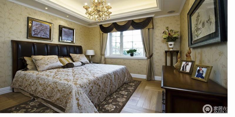 淡黄色蒲公英壁纸与大朵花卉床品形成反差，却营造了一个田园休闲的卧室，让人可以尽享舒适的睡眠时刻。