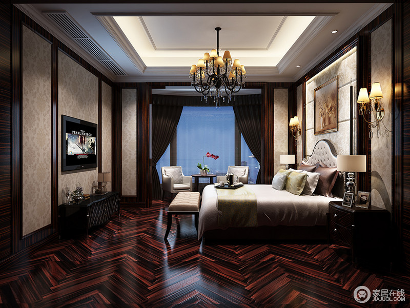 红木地板点亮了整间卧室的氛围，令中性调的床品变得不再枯燥，中和出一个雍容典雅又满含情调的空间。