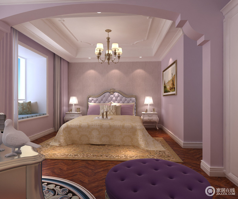 卧室以紫色和白色为空间着色，较木地板多了法式浪漫；以对称的陈列方式将白色镶金古典床头柜摆设出大气和古韵，平衡出新古典艺术的轻美，而复古感的床品和繁华地毯将贵族裹挟于室内，愈加华丽。