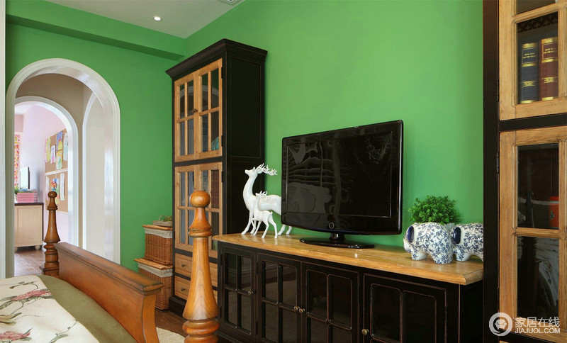 电视柜以及绿色背景墙，给人大自然的清新，绿油油的氛围，无疑给人一种宁适；实木家具的考究和实用，搭配动物饰品，不失小趣味。