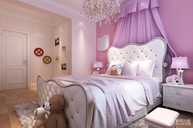把粉色融合紫色，呈现令人惊艳的效果。同时融合格子、条纹和崩皮设计，整个卧室在甜美中展现出浓郁欧式风情。小熊玩具、hello kitty装饰镜和抱枕为卧室带来一份稚嫩的纯真。