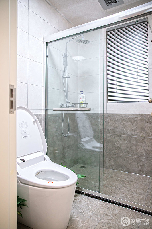 卫生间灰色系的的瓷砖，非常的大气简约，用玻璃隔断进行干湿分离，让室内更加的干净、整洁。