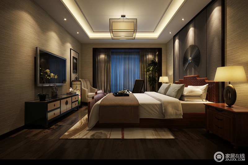 卧室的色调比较暗沉，带来宁静的休憩氛围。细腻的木色墙纸打底的墙面，烘托着红木床上的柔软素简的床品，将一室的清逸与安然不动声色间展现出来。