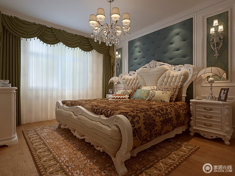 卧室端庄含蓄，床品和地毯利用暗色调配花纹的形式彰显出空间的品格，让你在不经意间体味它的美。