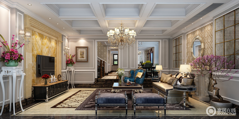客厅开阔，淡黄色大理石大面积调动起空间整体的基调，雍容大气地古典家具风雅唯美，令人可感受到欧式巴洛克风和法式的浪漫。
