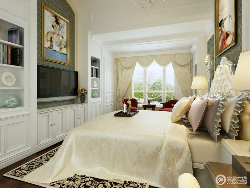 卧室依据格局进行空间布置，纯净的白色与印花绿呈现出清新自然。色彩华美的暖色调床饰加以协调，空间自带奢华的气质。丰富的置物柜，满足了空间的储物功能。