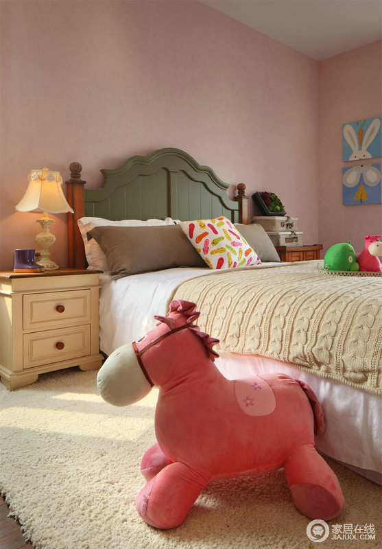 儿童房的设计总是特别的缤纷，让人忍不住沉浸入五彩的童话之中，粉红色的小马和背景色一气呵成，甜美极了；黄色的被褥和床头柜与绿色的床头让空间色彩绚丽，也温馨十足。
