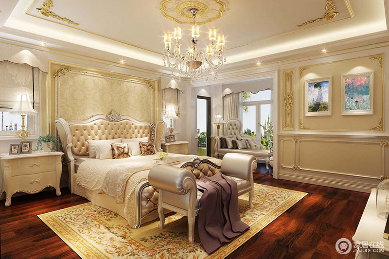 奢华金的线条勾勒加上布艺和墙壁色彩的呼应，使整个卧室显得异常的精致华丽。半裹形软包双人床与阳台贵妃沙发呼应，地毯上丰富的印花，增添了空间的浪漫情调。