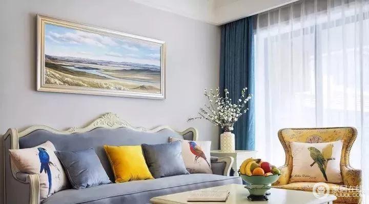 浅蓝色沙发看起来雅致又柔和，以暖暖的黄色抱枕与单人沙发进行点缀，营造温馨满满的居家空间