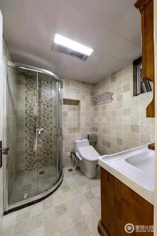 卫生间用玻璃门将淋浴区隔开。做了干湿分离，马桶后方还装了个壁龛，用来存放卫浴用品