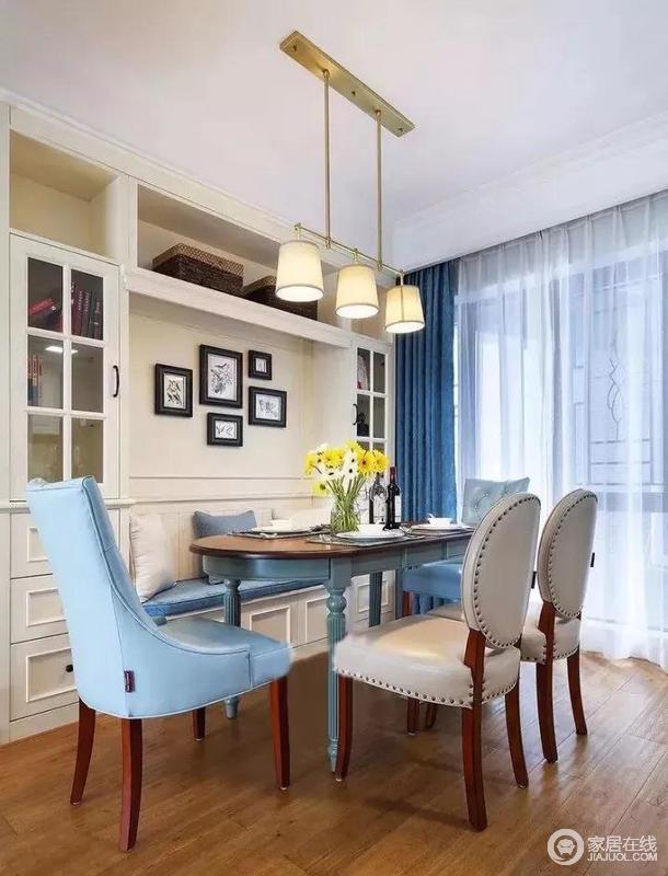 米色柜体和地板选择淡雅的暖色调，餐桌餐椅搭配清冷色彩，在相对的冷暖平衡中呈现出丝丝温情愉悦