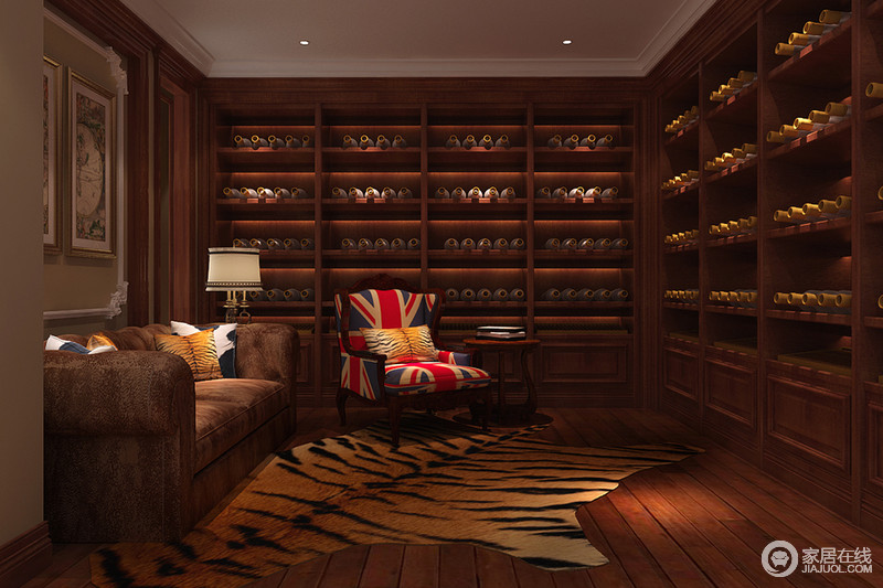 用棕红的实木打造的酒窖，几乎所有的墙面都以格架形式布置成酒柜，丰富的存储让空间酒香四溢；暗影的光线，让空间富有情调，搭配的沙发复古柔和，米字旗的沙发椅和动物纹地毯，为空间点缀出一丝与众不同的异域趣味。