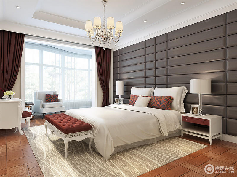 卧室深浅有序，咖色巧克力般的背景墙结构感十分强烈，白色床品和家具形成纯净而浪漫的视觉享受；酒红色欧式床尾凳愈显尊贵，而线条感的浅色地毯中和着艺术元素，更显内敛和静美。