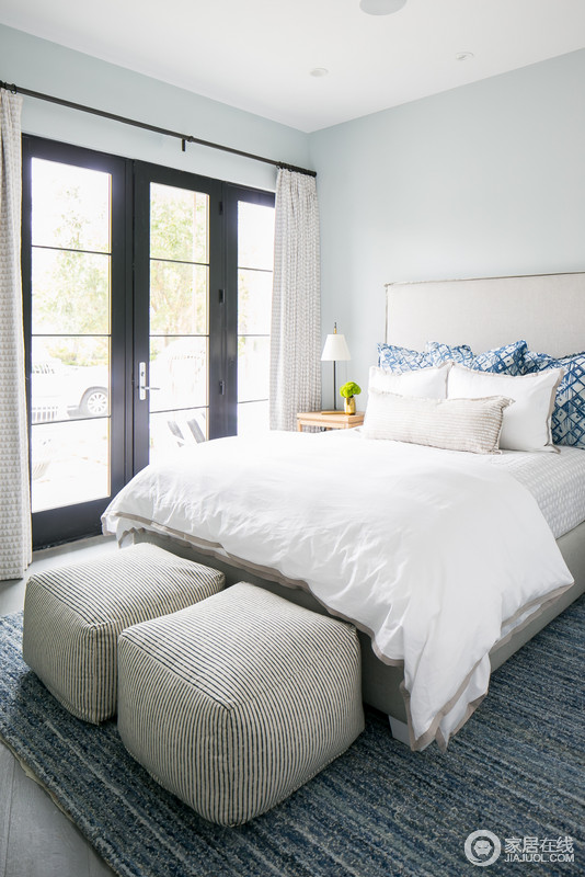 营造安静的睡眠环境，搭配白色床品，宁静而优雅。