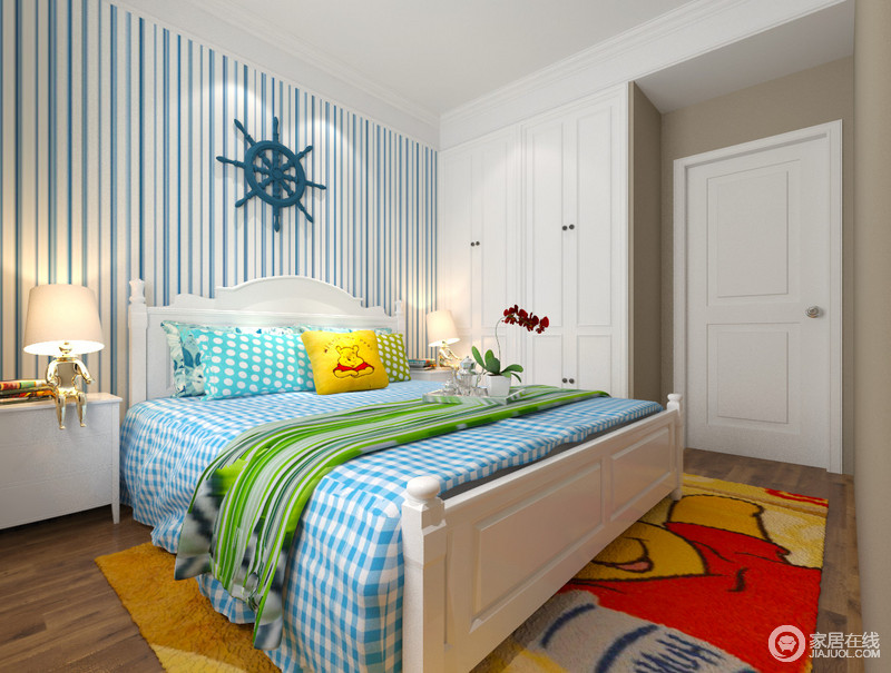 活泼的儿童房以蓝白条纹，跃动的表现出积极的活力感，帆船配饰，让墙面宛如有着大海般的壮阔，而床品大胆以同色格纹呼应，清爽明快的诠释着空间；靠包和地毯图案，则在其间鲜明点缀出童趣。