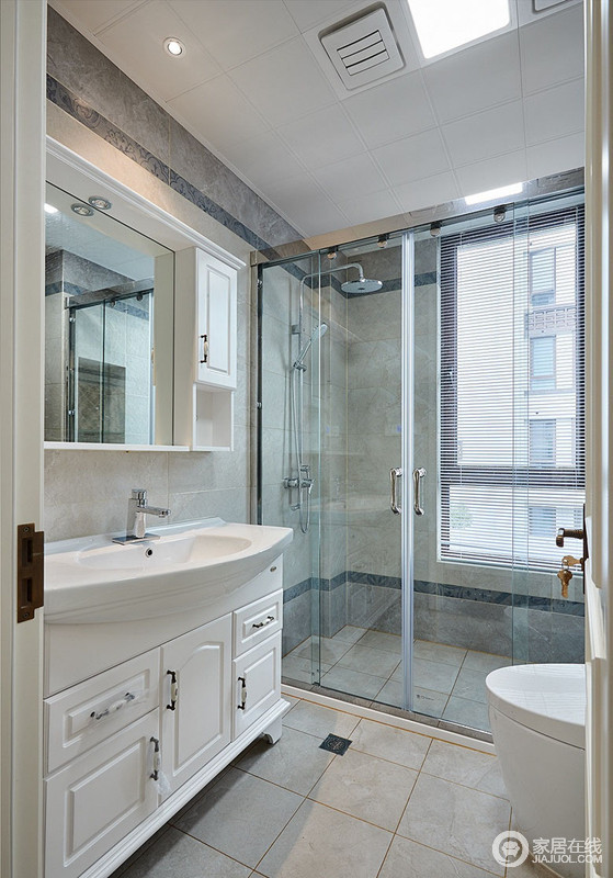 卫生间较为宽敞，所以用了玻璃门做了干湿上的划分，使盥洗区和淋浴区相互独立；同时通透的玻璃材质，避免了隔断对于空间采光的影响。
