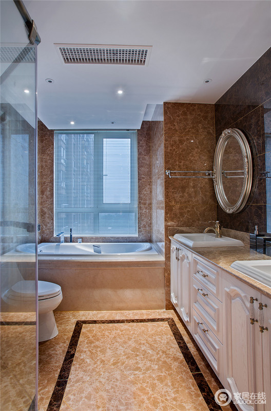 卫生间的橱柜选择，整个卫浴柜、地砖、墙砖的搭配和谐。