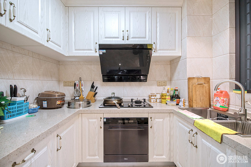 厨房具备功能强大又简单耐用的厨具设备，在装饰上也很讲究，同时用了仿古面的墙砖和白色模压门扇仿木纹色。