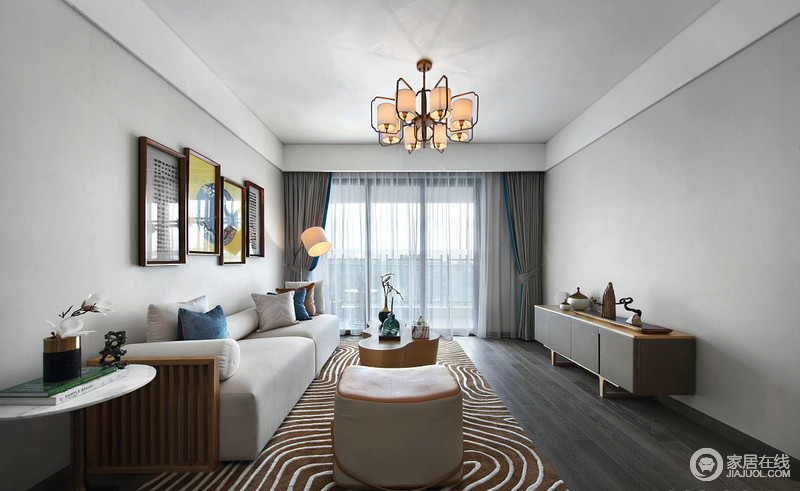 客厅的米色的沙发和茶几电视柜统一的色调，使空间呈现出悠闲自在、宁静致远的新中式生活意境。