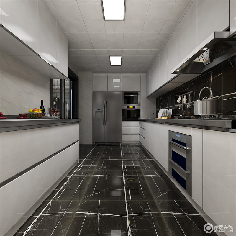 经典黑白搭配的厨房里，白色的整体橱柜愈发显得纹理纷杂的地砖，更具张力和视觉感。本应狭长的空间，由此减弱了空间的拘谨，多了现代风尚的奢华味道。