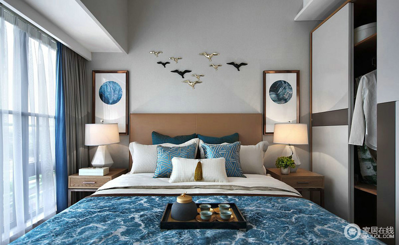 卧室最为明显之处就是床头的两幅新中式挂画，加上中间墙面的和平鸽一样的造型，宁静致远，悠然自得，像远方的诗一样潇洒自然的闲适意味。