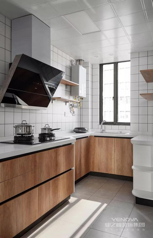 搭配白色小格墙面砖，还有红橡木橱柜，为了保证水槽区域的活动，侧边操作台装成进深较小的，整体厨房小巧而又实用。