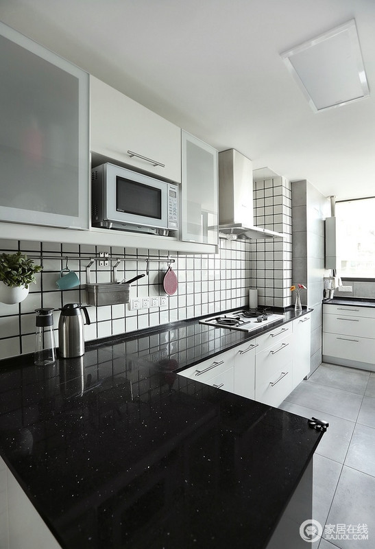 白色小方形瓷砖，黑色美缝，简约时尚，便于清洁，因为是开放式的空间，所以厨房的颜值，成为空间不可或缺的一部分。