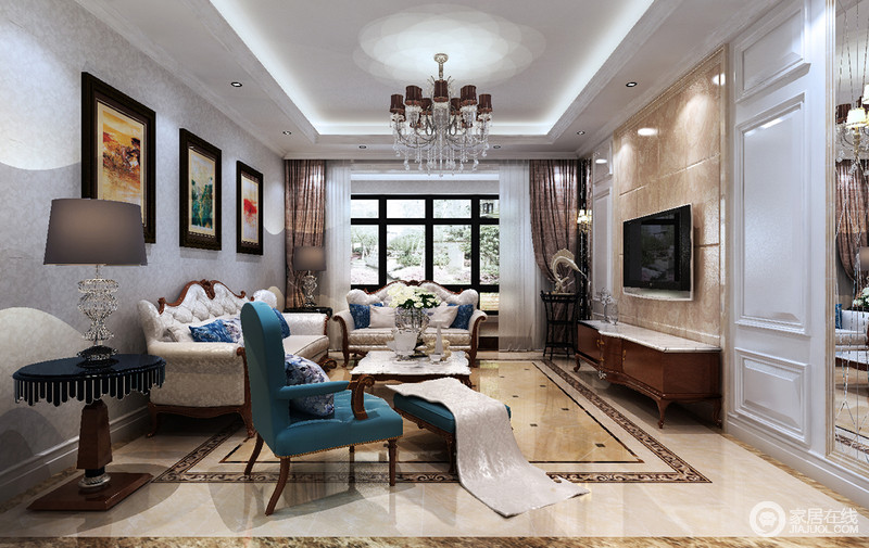 客厅在色调上大面积的使用浅蓝色系，显得通透清新。宝蓝色在部分家具上的点缀，提升了空间的优雅纯粹气质。大理石与护墙板的拼合，增加雅逸质感。