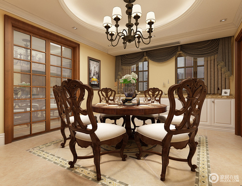 褐木家具是美式家具的典型款，因为它实用也大方；为了减轻色调上的单一，设计师添加了淡黄色粉刷于墙面，让空间多了一些明亮。
