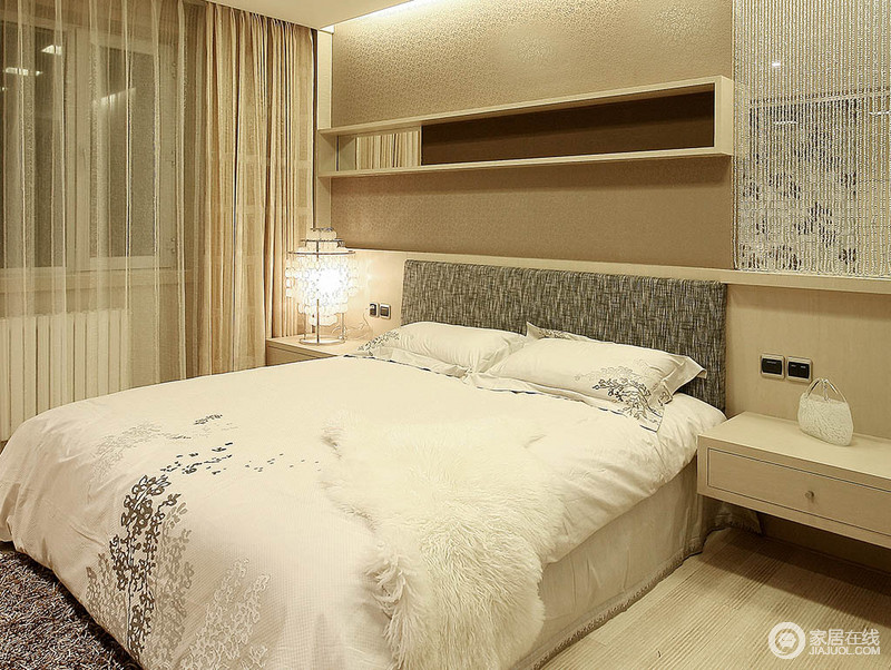 卧室以原木吊柜和收纳架组合，让墙面多了几何之美的同时，也成就了简约的收纳方式；原木床头柜以简洁的设计与整个空间相和，水晶台灯与白色床品足显温馨和暖。