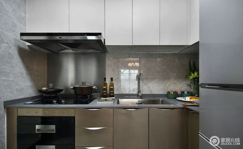 厨房以灰色调为主，灰色大理石墙面搭配橱柜的颜色，使得厨房看起来干净。