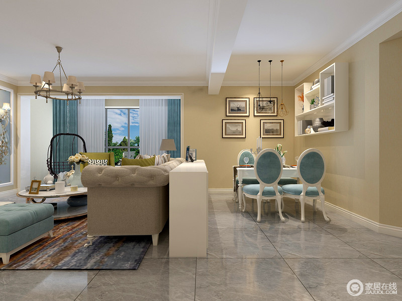 沙发后面的隔断墙设计让客厅与餐厅有了功能划区，白色餐桌搭配白色餐椅，在暖色的墙面的映衬下更为亮眼。