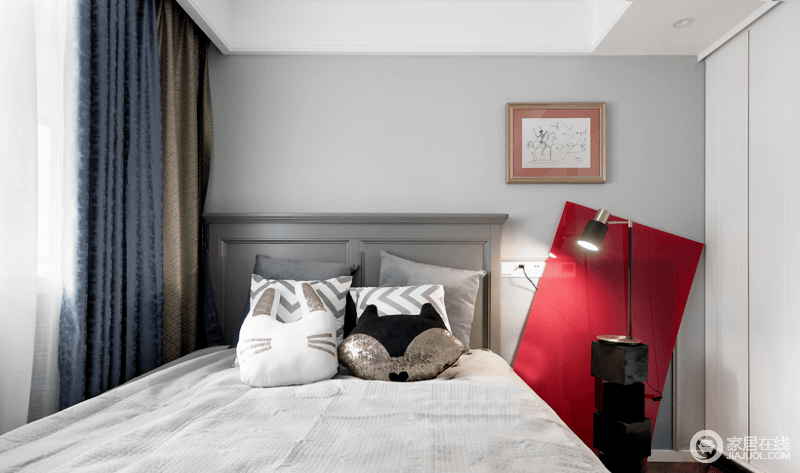 次卧延续灰白调搭配的风格，柔和的色调有一种宁静安适的氛围，让人心情更为沉静；个性的几何床头柜和精秀地台灯与红色背景板，演绎红与黑色摩登。