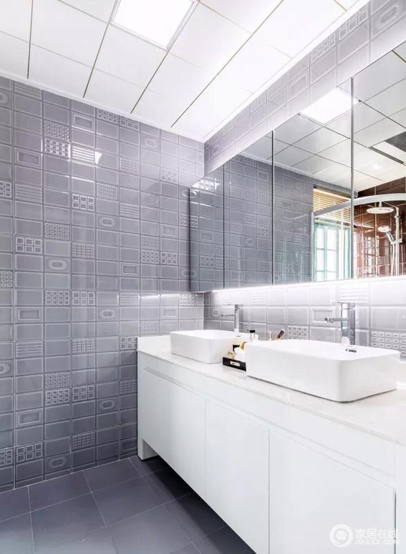 灰白对比色塑造出一间非常典型色调的简约卫生间，空间不大却很能显出整体格调的卫浴空间，双洗面台和镜柜在这个卫生间里显现出一种简约感
