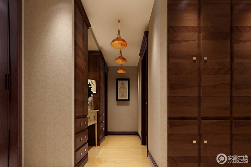 走廊通过浅驼色和褐木家具将其实用性调动起来，黄红彩色圆盘吊灯将渐变的时尚灯光添置在空间，既热烈又明艳。