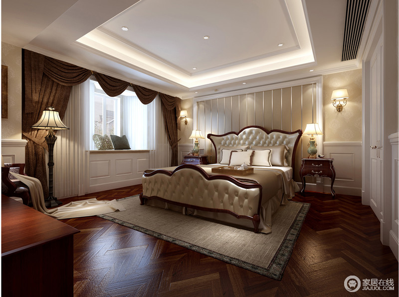 在挑选深褐色窗帘时为了将白色空间导入美式气质，也为了减轻白色的单调，在与优雅地家具搭配时，愈加突显出整体卧室暗沉中更显温馨。